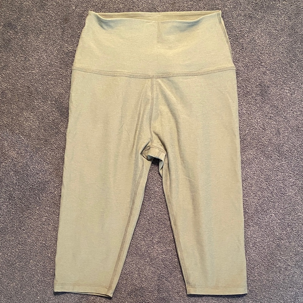 Beyond Yoga Spacedye Pedal Pusher High Waisted Knee Leggings Sage Green Medium